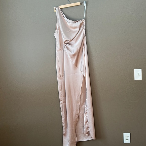 Women’s prom/bridesmaid dress; size med - Picture 2 of 9